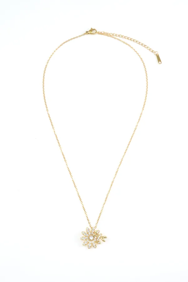 Gold_Charming_Flower_Shape_Diamond_Gold_Plated_Necklace_For_Women