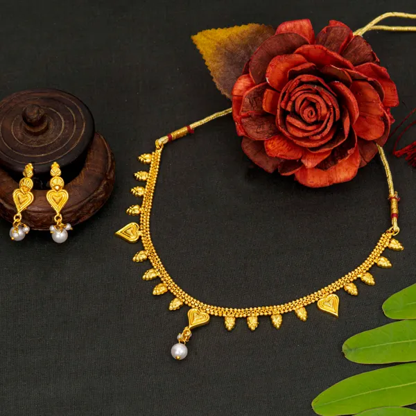 Gold_Trendy_And_Stylish_Brass_Gold_Plated_Necklace_Set_For_Women