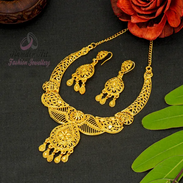 Gold_Stylish_And_Trendy_Brass_Gold_Plated_Necklace_Set_For_Women