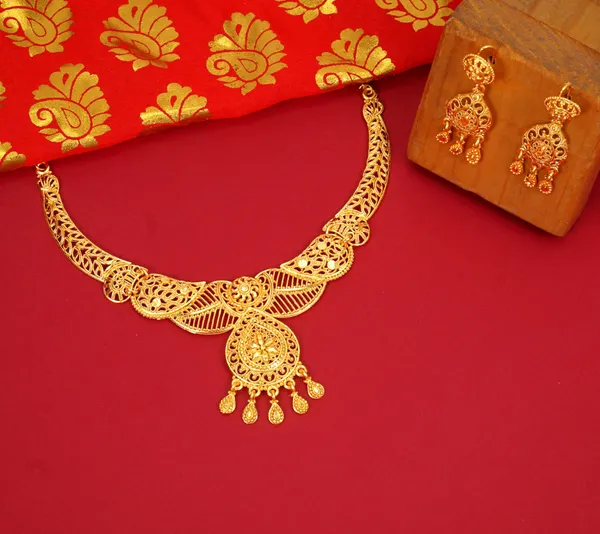 Gold_Stylish_And_Trendy_Brass_Gold_Plated_Necklace_Set_For_Women
