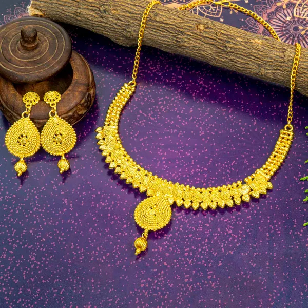 Gold_Stylish_And_Trendy_Copper_Gold_Plated_Necklace_Set_For_Women