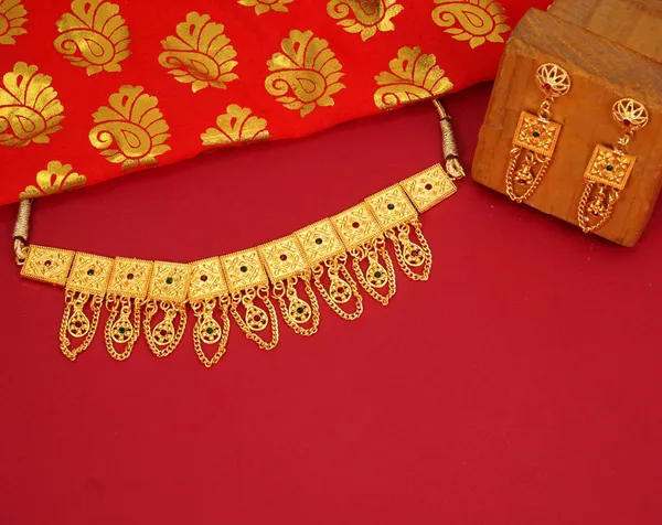 Gold_Stylish_Brass_Gold_Plated_Necklace_With_Earrings_For_Women