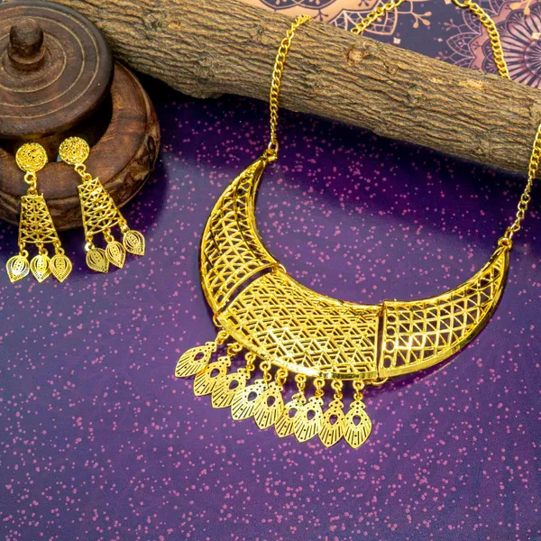 Gold_Stylish_And_Trendy_Brass_Gold_Plated_Jewellery_Set_For_Women