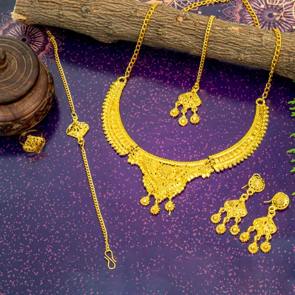 Gold_Shimmering_Kundan_Gold_Plated_Pearl_Choker_Necklace_Set_For_Women