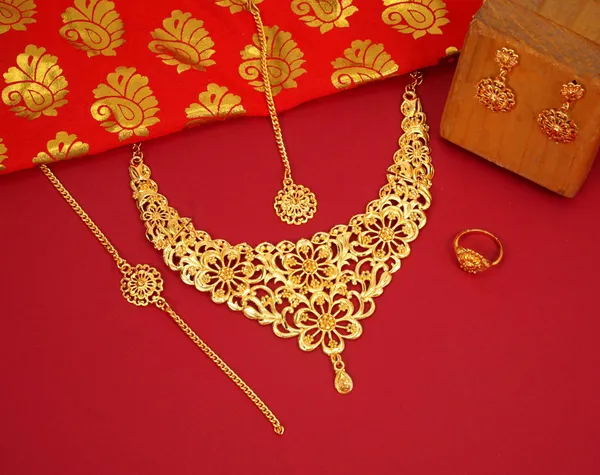 Gold_Designer_And_Trendy_Gold_Plated_Brass_Necklace_Set_Along_With_Earrings,_Mangtika,_Ring_And_Bracelet_For_Women
