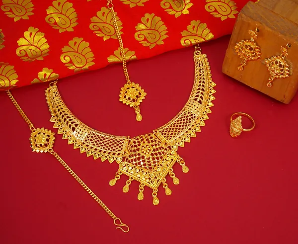 Gold_Shimmering_Kundan_Gold_Plated_Choker_Necklace_Set_For_Women