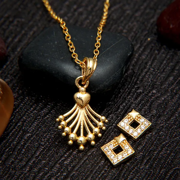 Gold_Stylish_And_Trendy_Gold_Plated_Necklace_Chain_Pendant_With_Earrings_For_Women
