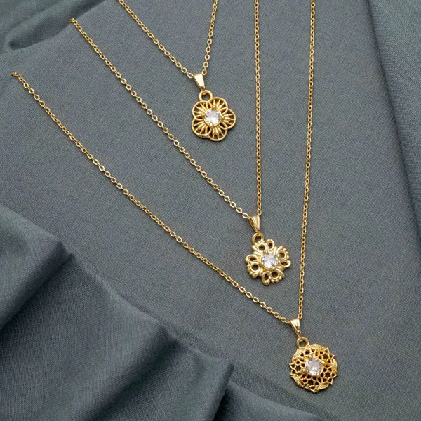 Gold_Charming_Flower_Shape_Round_Gold_Plated_Necklace_Chain_For_Women