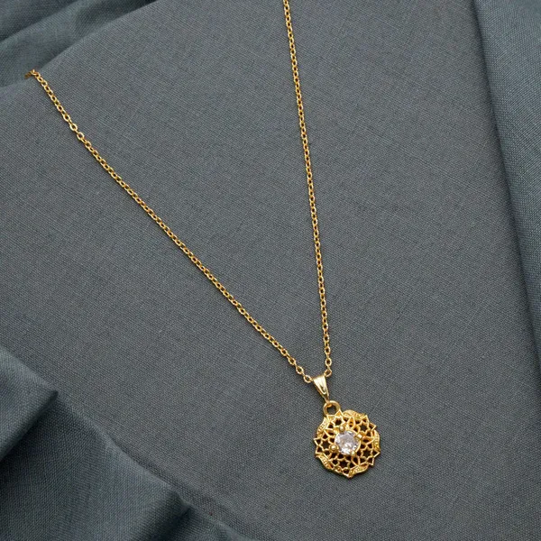 Gold_Charming_Flower_Shape_Round_Gold_Plated_Necklace_Chain_For_Women
