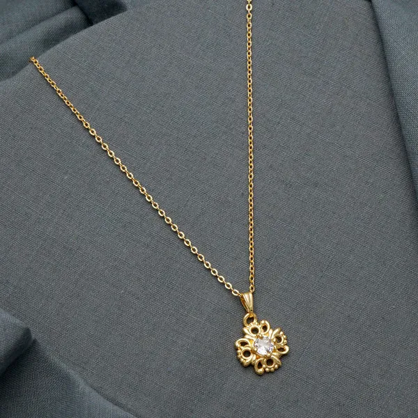 Gold_Charming_Flower_Shape_Round_Gold_Plated_Necklace_Chain_For_Women
