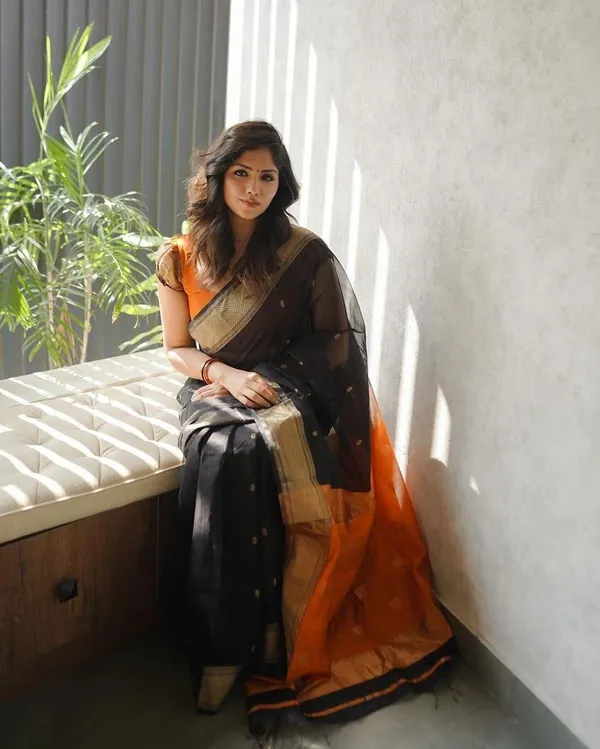 Black_Zari_Party_Wear_Saree_With_Blouse._For_Women
