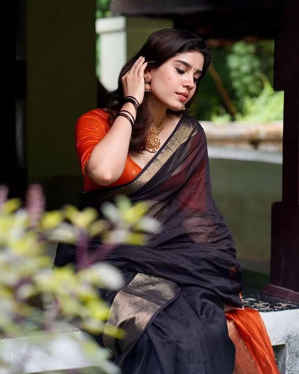 Black_Zari_Party_Wear_Saree_With_Blouse._For_Women