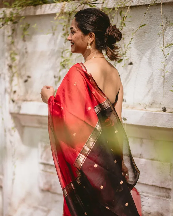 Red_Banarasi_Silk_Zari_Saree_With_Blouse._For_Women