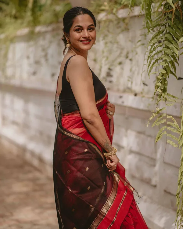 Red_Banarasi_Silk_Zari_Saree_With_Blouse._For_Women
