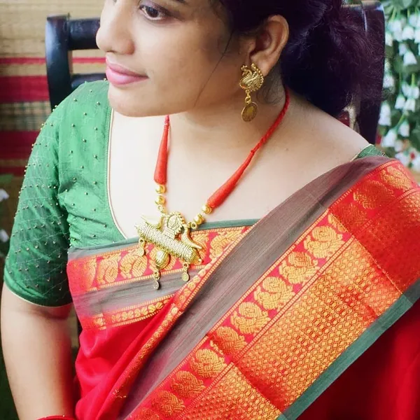 Red_Peacock_Border_Narayanpet_Pure_Handloom_Cotton_Sarees_(Red_by_Green)