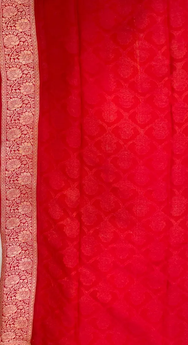Humairah_Presents_Pure_Handloom_Yellow_Chiffon_Golden_Zari_Floral_Booti_Jaal_with_Contrast_Red_Zari_Booti_Anchal_and_Zari_Border_with_Red_Blouse
