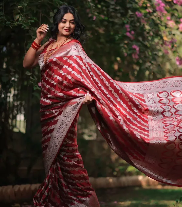 RED_TRENDY_PURE_BANARASI_SILK_SAREE