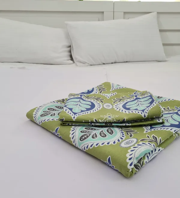 144_TC_Bedsheet_King_Size_Bed_Cotton_With_2_Pillow_covers_Greeny_Garden_(270_x_270_CM)_Apple_Green
