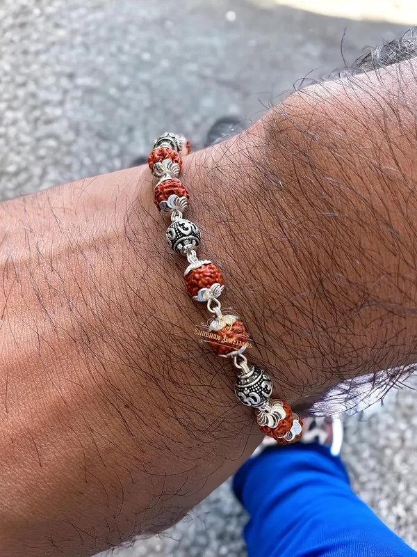 Silver_925_Sterling_Handmade_Dual_Wire_Stylish_Rudraksha_Rakhi_For_Men_(6_Mm_Natural_Beads_Om_Para)_(6Om)