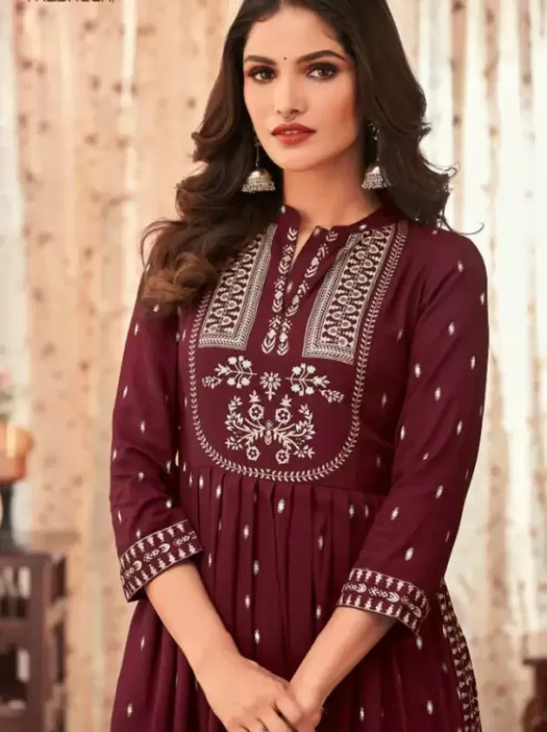 Maroon_&_White_Floral_Print_Trail_Cut_Kurta_For_Women