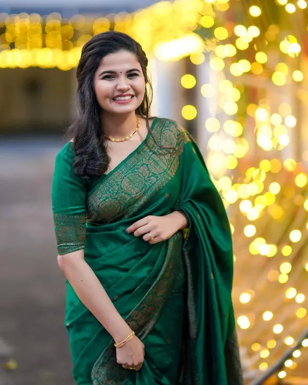 https://d1311wbk6unapo.cloudfront.net/NushopCatalogue/tr:f-webp,w-600,fo-auto/STUNNING_DARK_GREEN_COLOUR_SAREE_WEAVED_WITH_COPPER_ZARI_B774GGQ7PI_2022-09-19_1.jpg__Urban Cultry