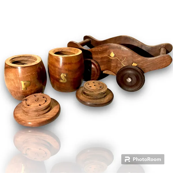 Sheesham_Wood_Engraved_Salt_And_Pepper_Shaker_Set_With_Tray