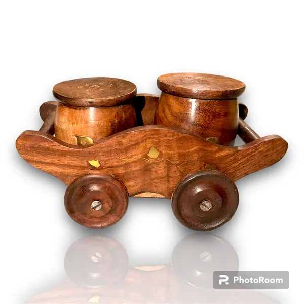 Sheesham_Wood_Engraved_Salt_And_Pepper_Shaker_Set_With_Tray