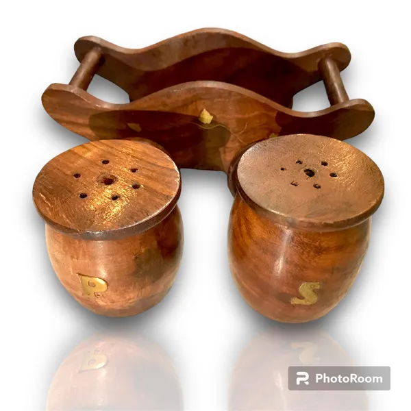 Sheesham_Wood_Engraved_Salt_And_Pepper_Shaker_Set_With_Tray