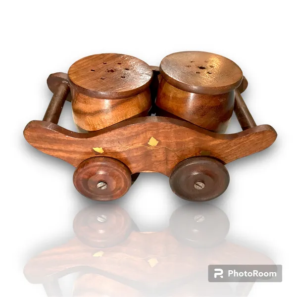 Sheesham_Wood_Engraved_Salt_And_Pepper_Shaker_Set_With_Tray