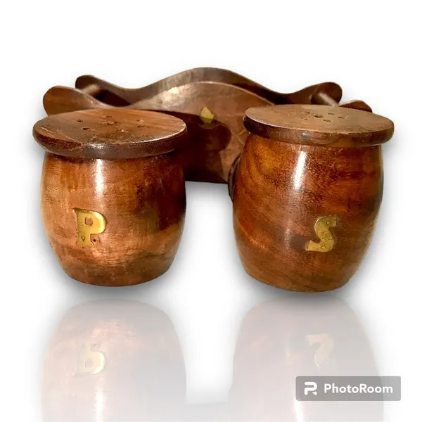 Sheesham_Wood_Engraved_Salt_And_Pepper_Shaker_Set_With_Tray