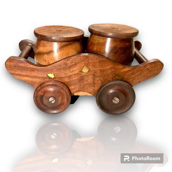Sheesham_Wood_Engraved_Salt_And_Pepper_Shaker_Set_With_Tray