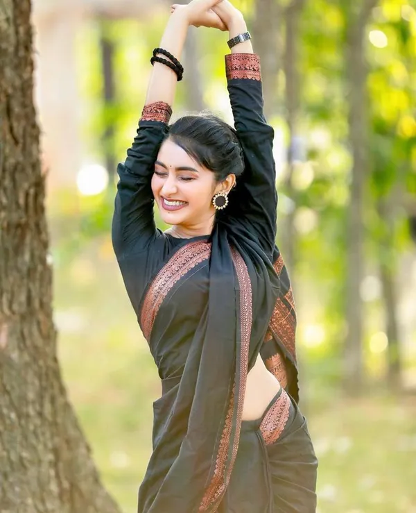 Skinny_Black_Soft_Banarasi_Silk_Saree_With_Beauteous_Blouse_Piece