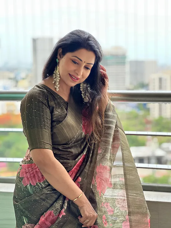 Tanisha_Mehendi_Green_–_Navratri_Special_|_Soft_Tussar_Silk_Saree_with_Print,_Pallu_&_Zari_Border_&_Contrast_Print_Blouse_with_Tassels