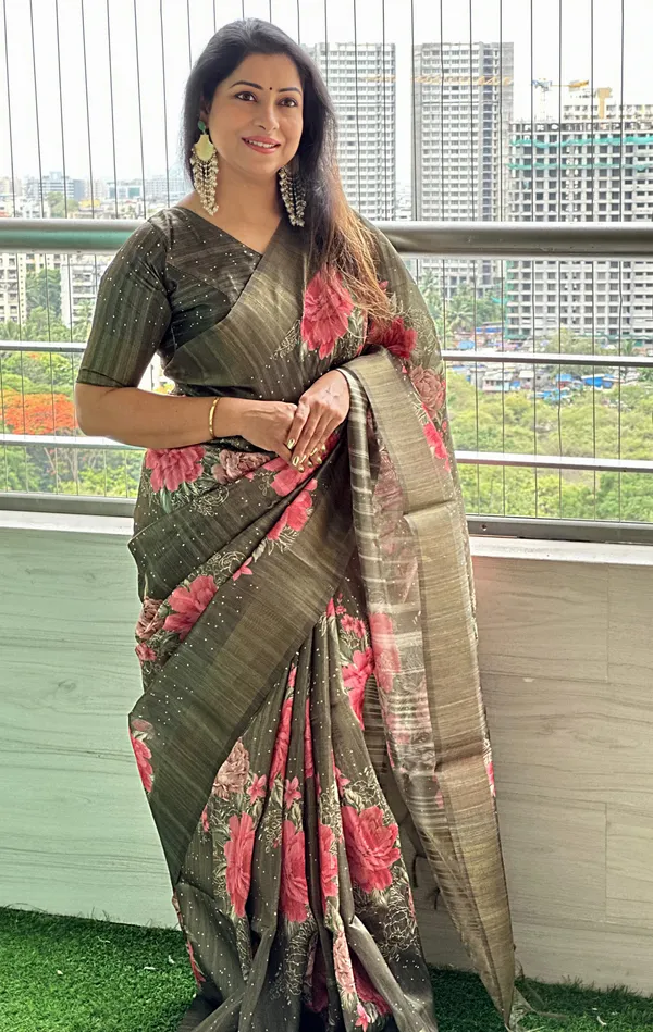 Tanisha_Mehendi_Green_–_Navratri_Special_|_Soft_Tussar_Silk_Saree_with_Print,_Pallu_&_Zari_Border_&_Contrast_Print_Blouse_with_Tassels