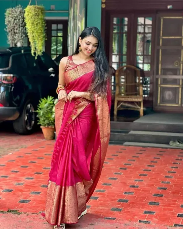 Gajri_Stunning_Gajari_Lichi_Silk_Saree_With_Intricate_Detailing