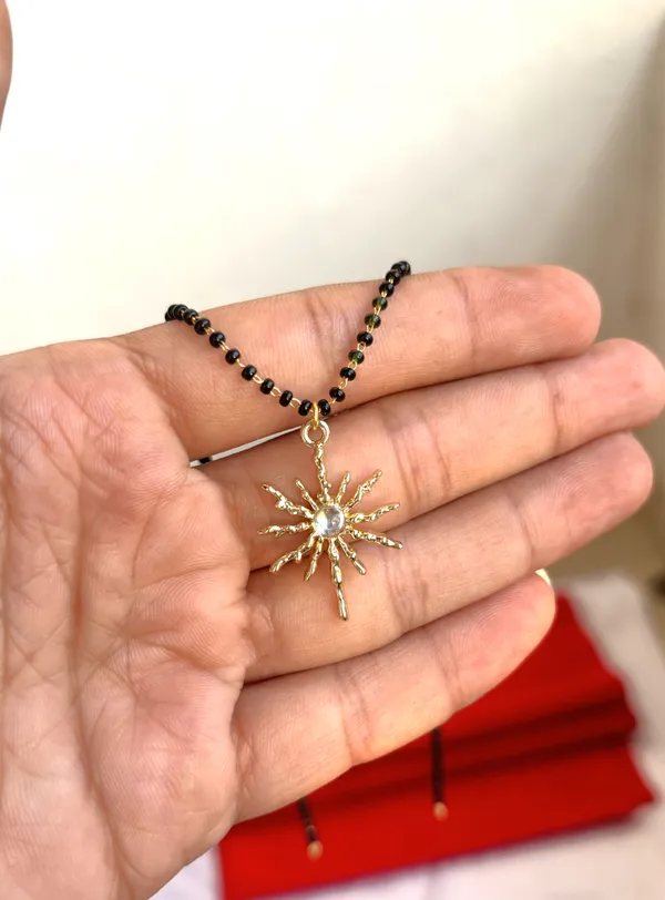 Sun_M1_minimal_motherpearl_mangalsutra