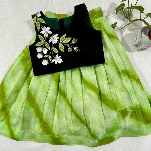 Green_Tafetta_Silk_Lehenga_Choli_Set_For_Girl_Kids
