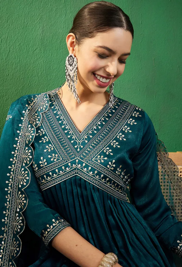 Teal_Fancy_Velvet_Thread_Zari_Sequence_Embroidery_Kurta_Pant_Set_With_Organza_Dupatta