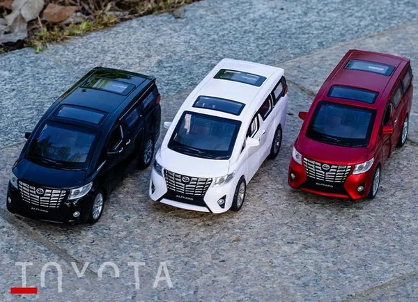 Toyata_Alphard__1:32_Die-Cast_Metal_Collectible_Car_with_Opening_Doors_and_Bonnet