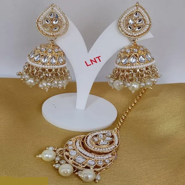 Kundan_White_Pearls_Jhumki_Earrings_With_Mang_Tikka_For_Women.