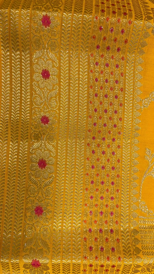 Humairah_Pure_Handwoven_Gold_Chiniya_Silk_Zari_Jaal_Zig-Zag_with_Minakari_Zari_Border_Banarasi_Saree_with_Gold_Blouse_piece