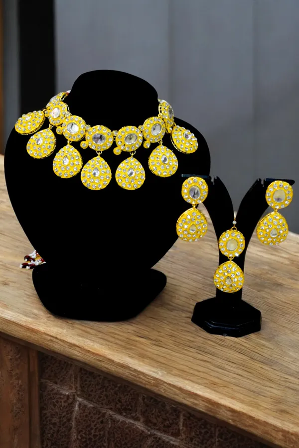 Trendy_AD_Stone_Yellow_Necklace_Set_with_Maang_Tikka