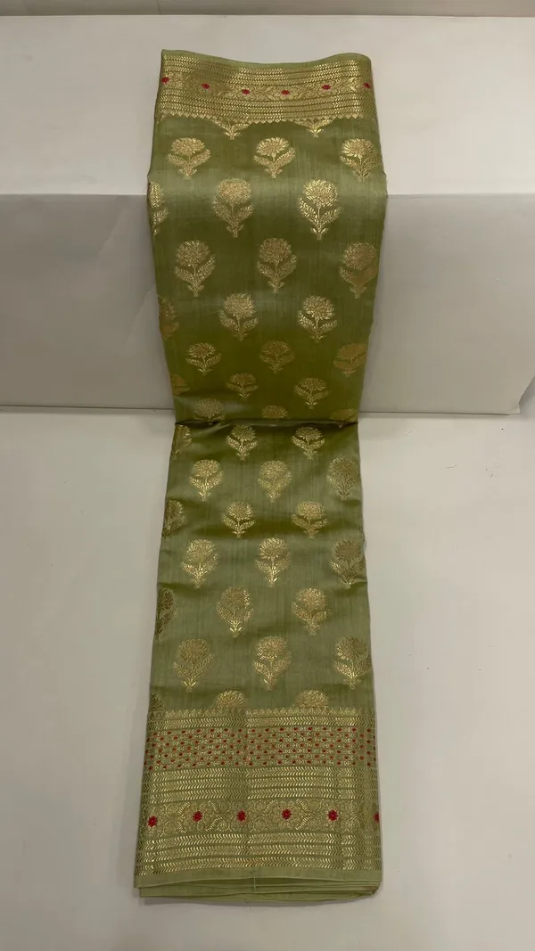 Humairah_Pure_Handwoven_Light_Green_Chiniya_Silk_Gold_Zari_Floral_Booti_with_Minakari_Zari_Border_Banarasi_Saree_with_Light_Green_Blouse_piece