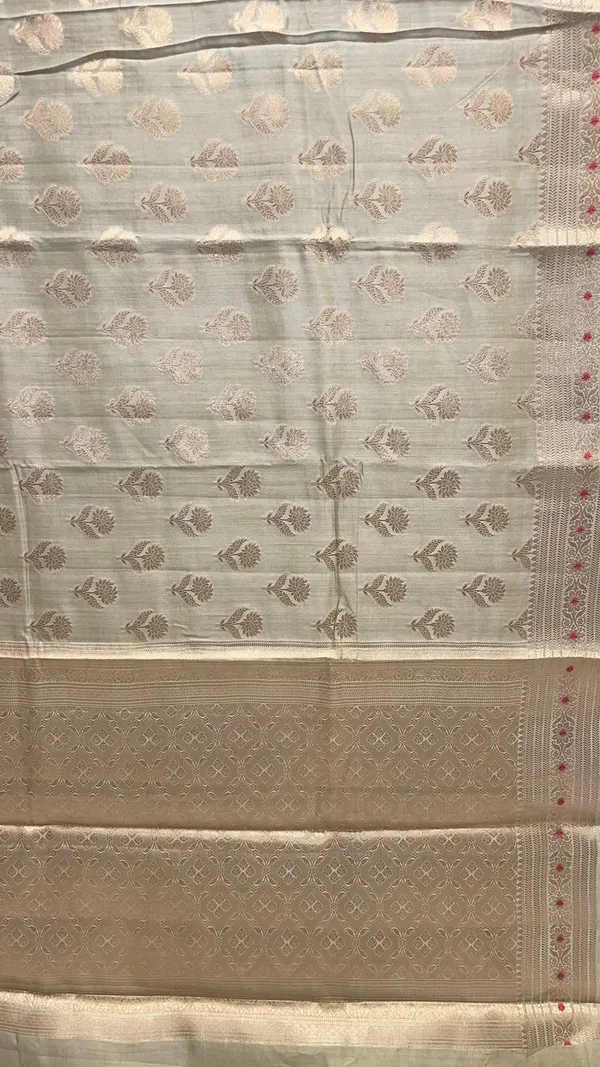 Humairah_Pure_Handwoven_Light_Green_Chiniya_Silk_Gold_Zari_Floral_Booti_with_Minakari_Zari_Border_Banarasi_Saree_with_Light_Green_Blouse_piece