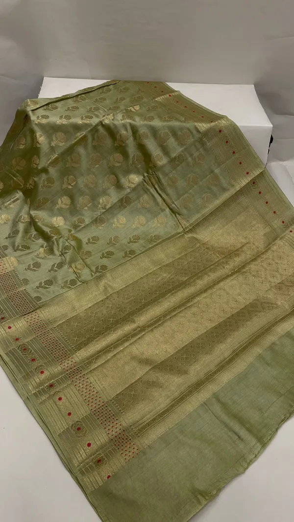 Humairah_Pure_Handwoven_Light_Green_Chiniya_Silk_Gold_Zari_Floral_Booti_with_Minakari_Zari_Border_Banarasi_Saree_with_Light_Green_Blouse_piece
