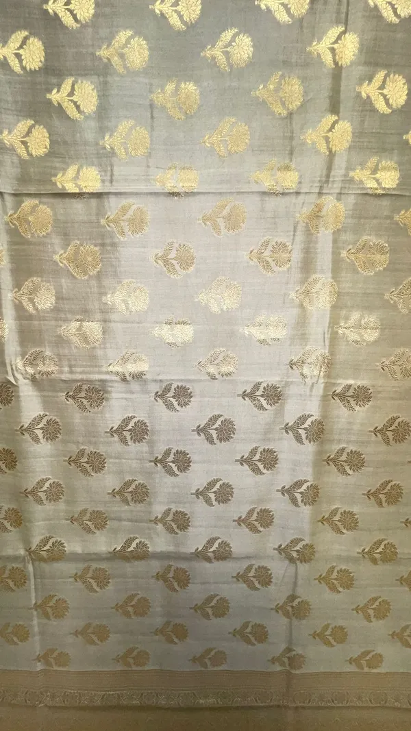 Humairah_Pure_Handwoven_Light_Green_Chiniya_Silk_Gold_Zari_Floral_Booti_with_Minakari_Zari_Border_Banarasi_Saree_with_Light_Green_Blouse_piece