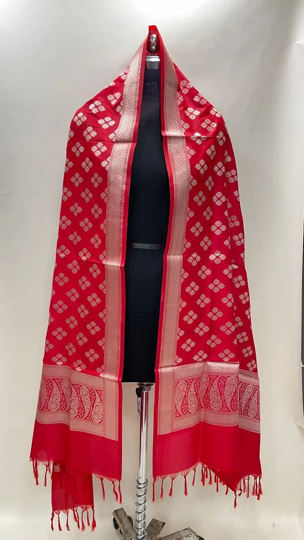Humairah_Presents_Red_Semi_Katan_Silk_Floral_Zari_Booti_Paisley_Anchal_Banarasi_Dupatta