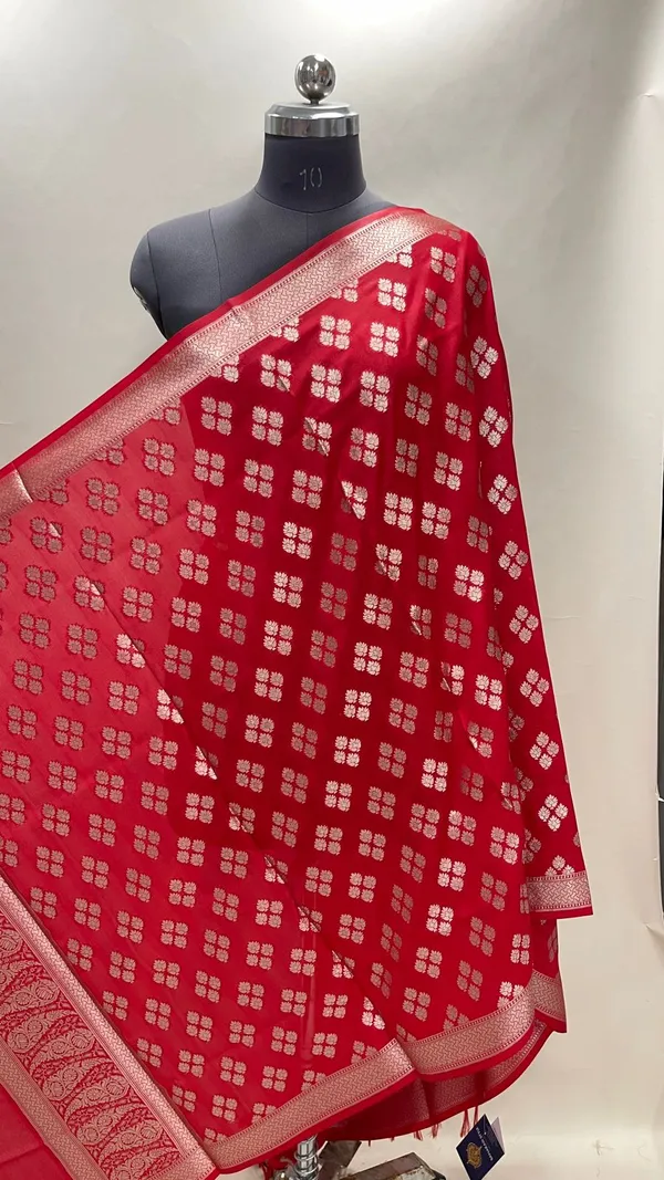 Humairah_Presents_Red_Semi_Katan_Silk_Floral_Zari_Booti_Paisley_Anchal_Banarasi_Dupatta