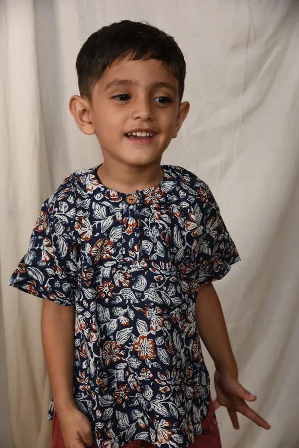 Black_Abstract_Printed_Cotton_Short_Kurta_For_Boys