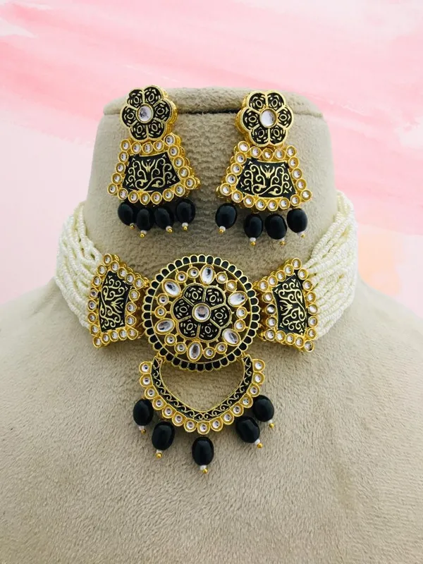 Unique_Pearl_Choker_with_Intricate_Gold-Tone_Pendant